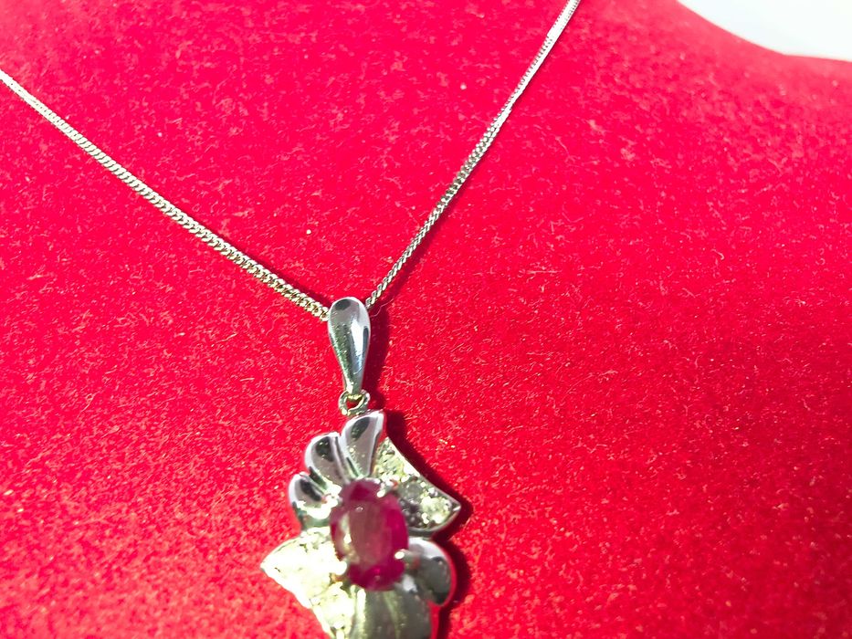 Platynowa zawieszka z rubinem i brylantami na łańcuszku, certyfikat