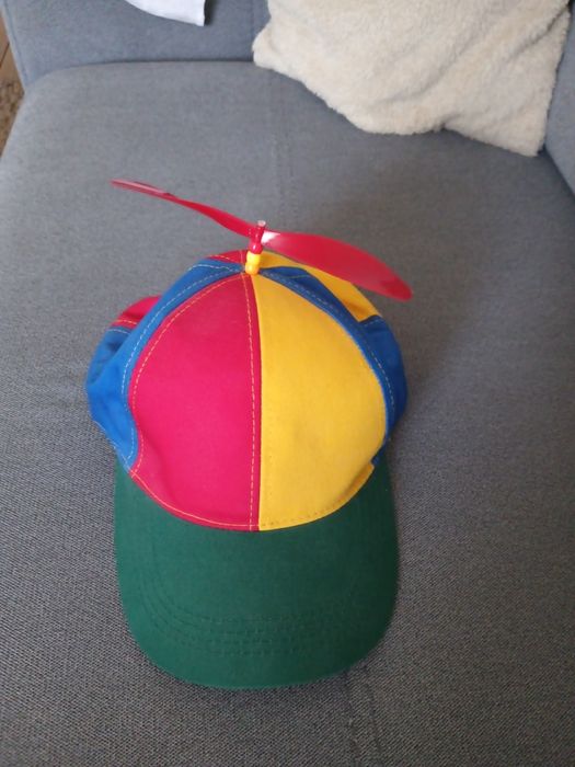 Kolorowa czapka z daszkiem z wiatrakiem