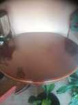 Mesa circular com cadeiras
