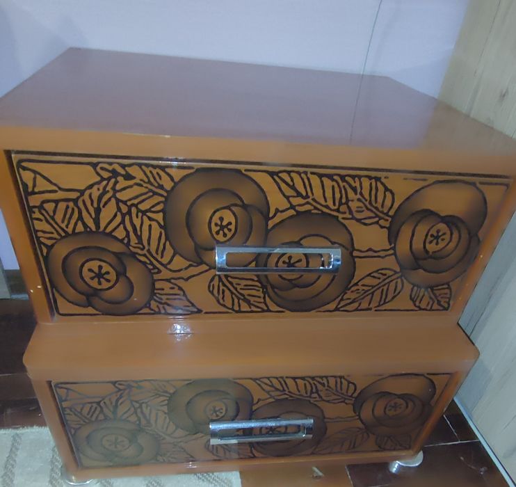 Тумбочки приліжкові