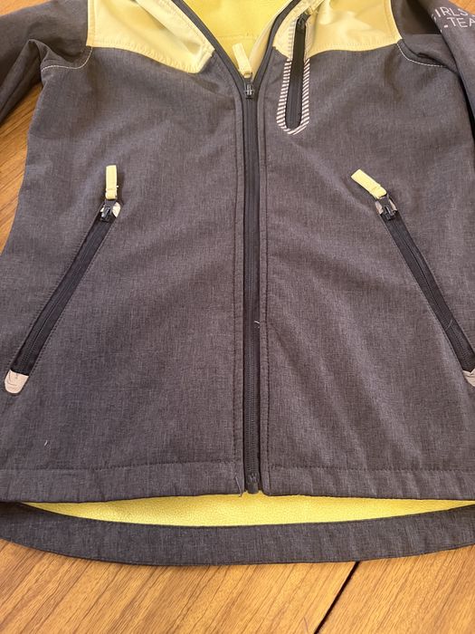 Фірмова куртка ветровка