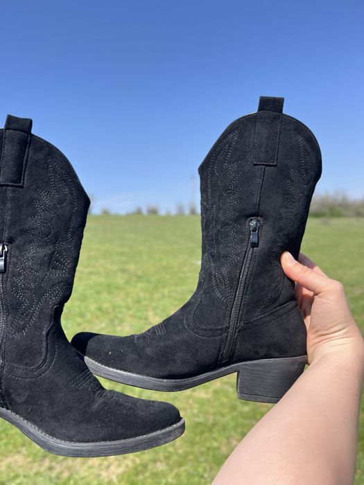 Стильні замшеві  козаки