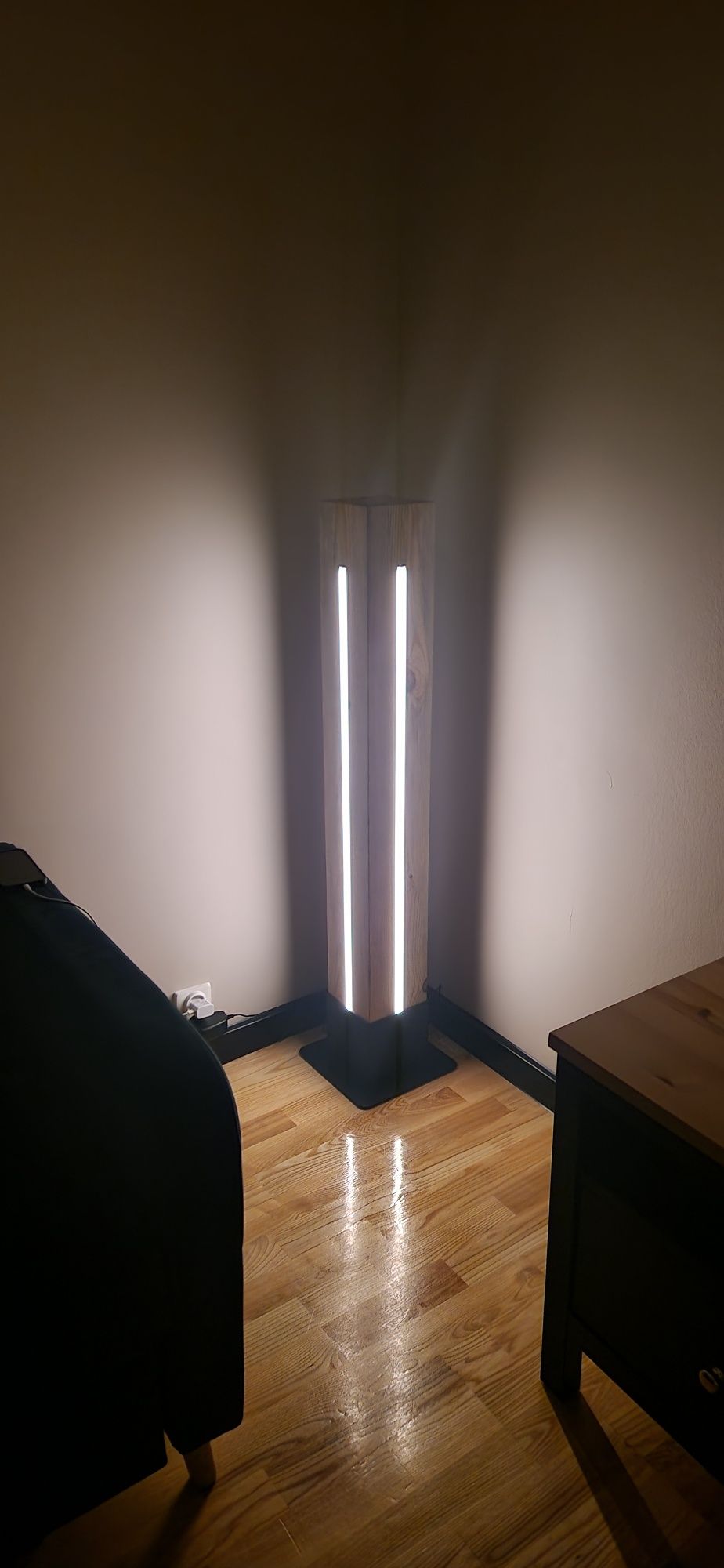 Lampa drewniana stojaca narożna LOFT