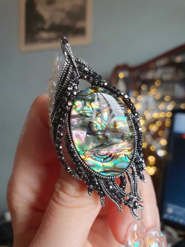 Pendente ou broche / pregadeira pena de pavão com concha