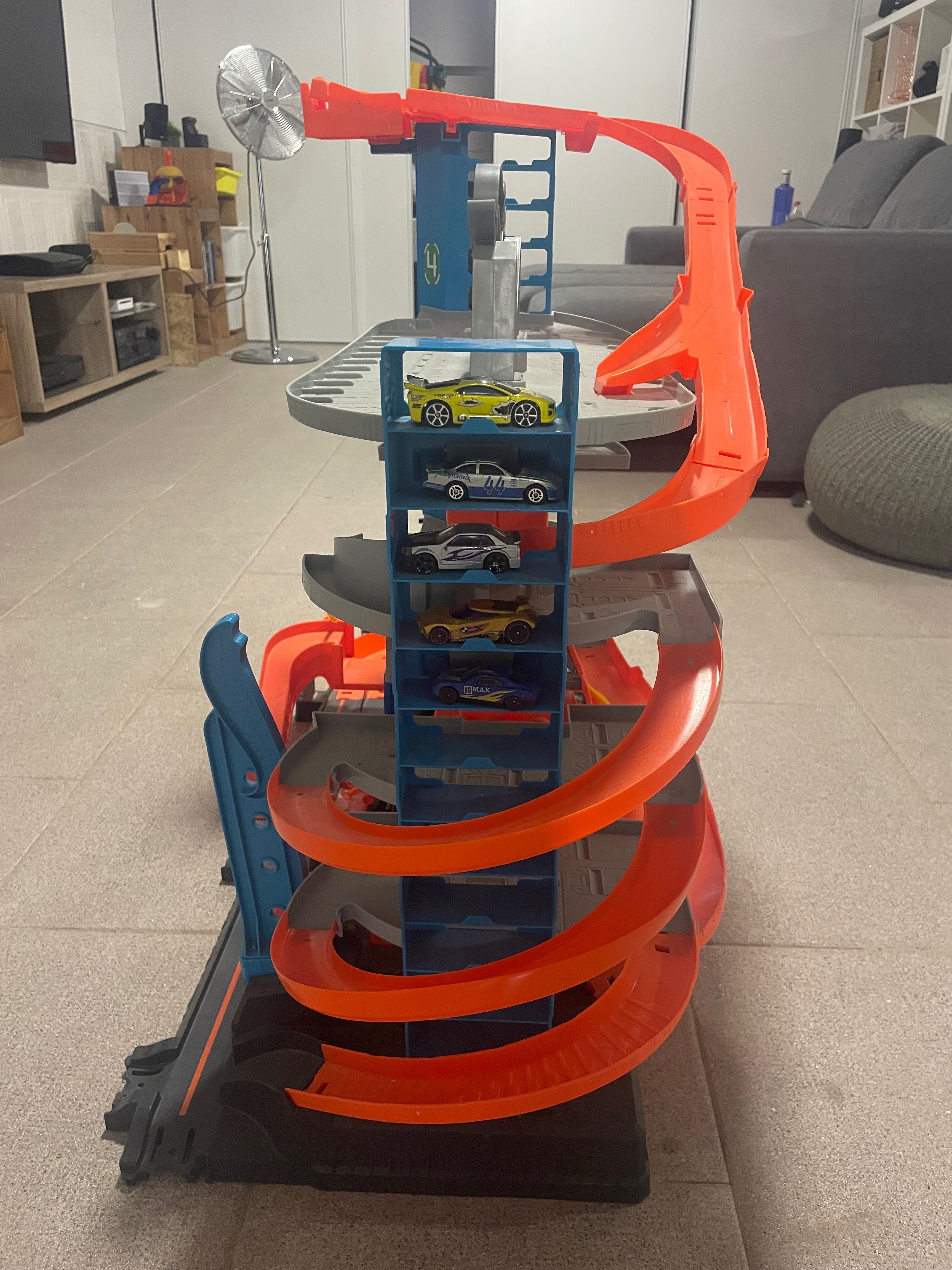 Hotwheels ultimate garage