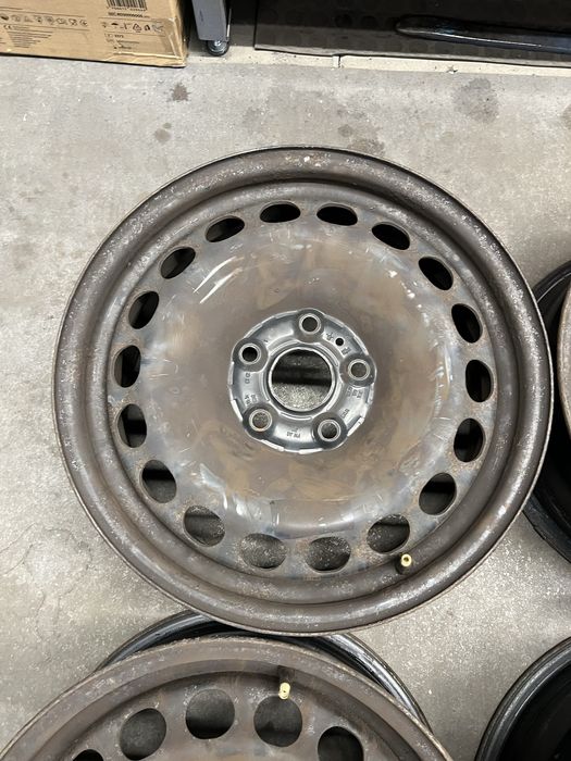 Felgi stalowe z kołpakami 6.5Jx16H2 ET42 5x112 VW Passat B5