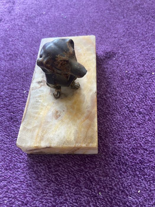 Figurka jamnika na podstawce z marmuru