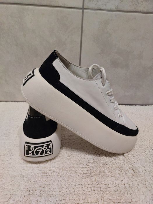 Білі шкіряні кеди