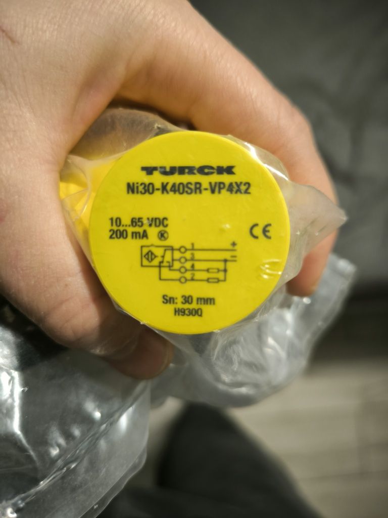 Czujnik zbliżeniowy pojemnościowy Turck Ni30-K40SR-VP4X2 30mm