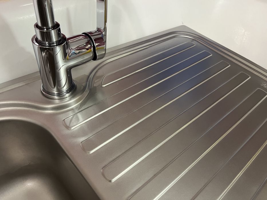 Мийка з нержавіючої сталі Teka разом зі змішувачом