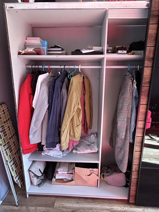 Szafa z czarnym lustrem