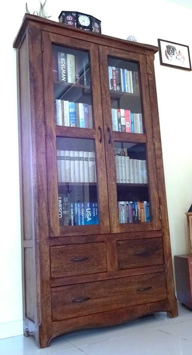 Śliczna witryna / biblioteczka kolonialna z litego drewna egzotycznego