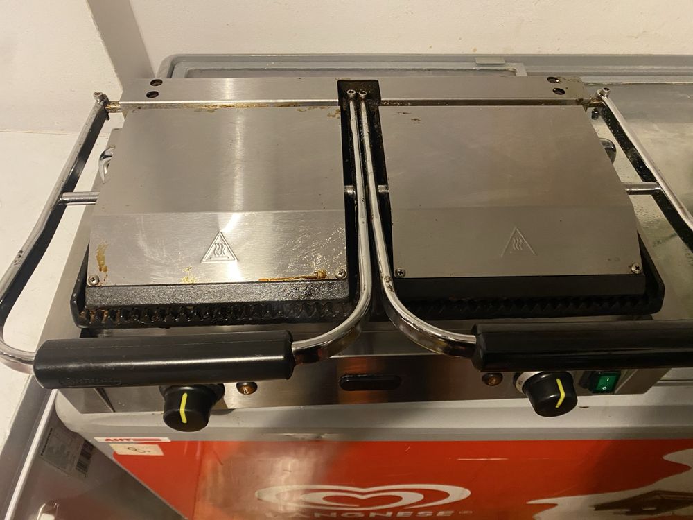 Grill kontaktowy podwójny - góra i dół ryflowane Hendi