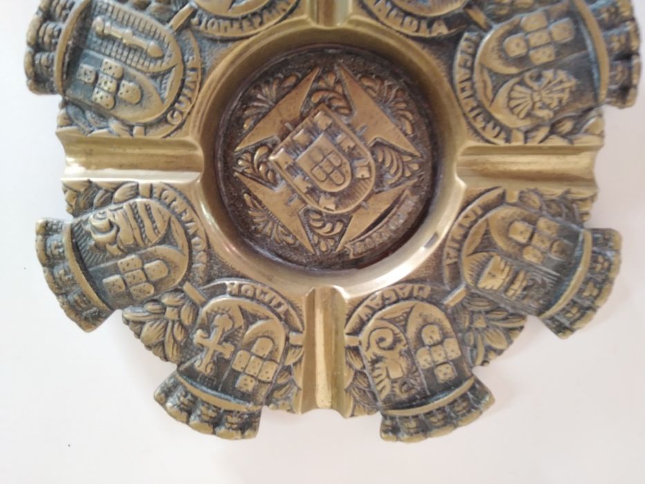 Cinzeiro em Bronze Sobre as Províncias Ultramarinas