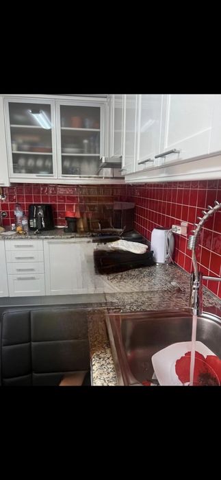 Armários, bancada e lava loiça