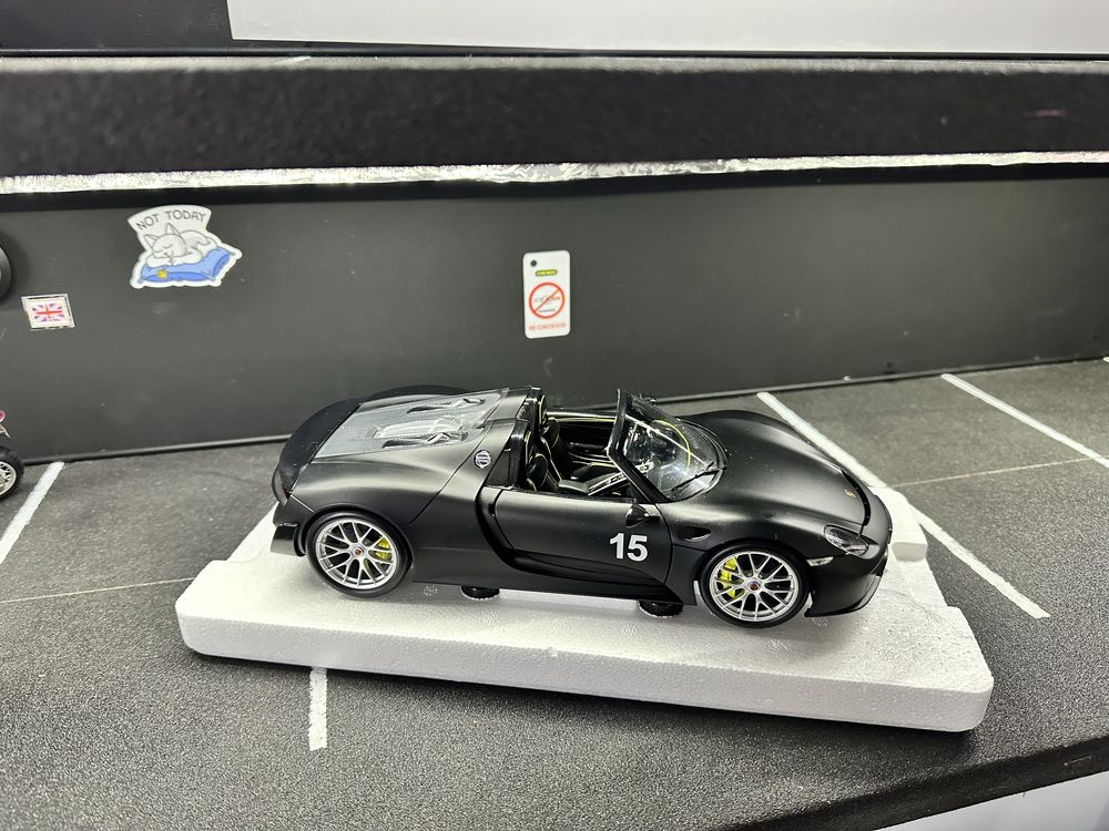 Модель Porsche 918 spyder minichamps 1:18