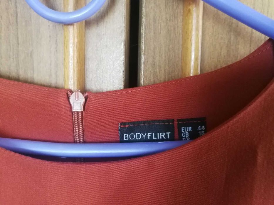 Плаття-футляр теракотового кольору.