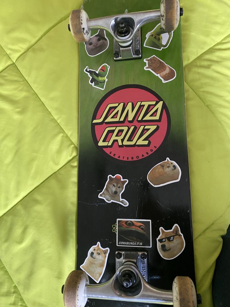 Skate para iniciante com alguns riscos mas em bom estado
