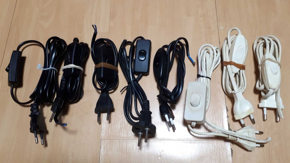 Lote de 29 cabos com ficha, interruptor, etc.