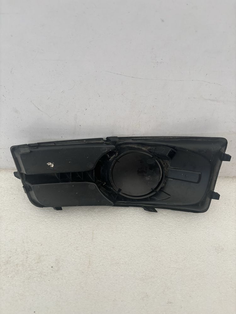 Mitsubishi colt 08-13 kratka zderzaka prawy przód prawa zaślepka ramka