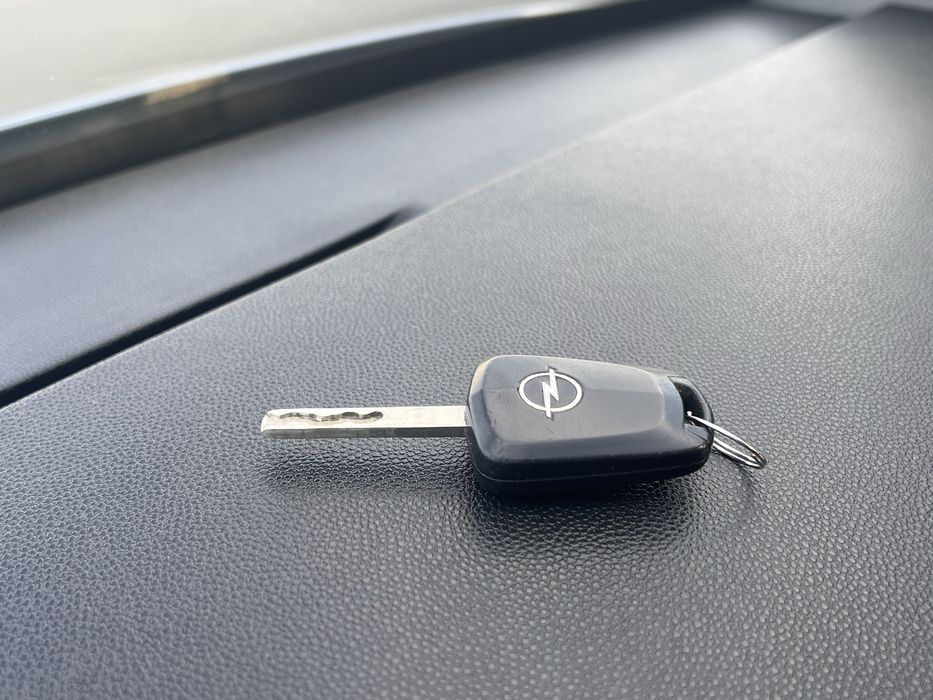 Opel Astra H 1.6 бензин механика хэтчбек