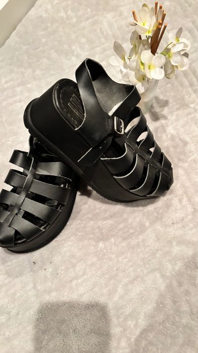 Botas 6€ sandálias cada par 5€