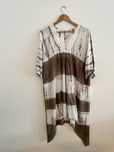 Vestido em tons de bege/castanho