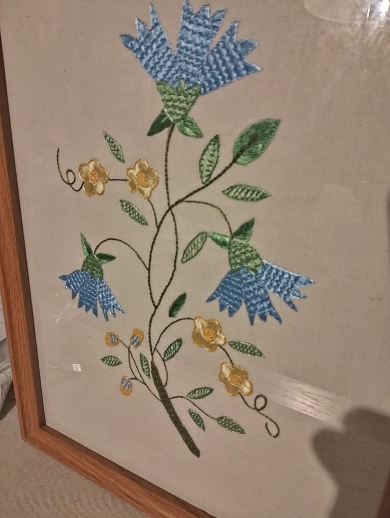 Quadro com bordado de castelo branco