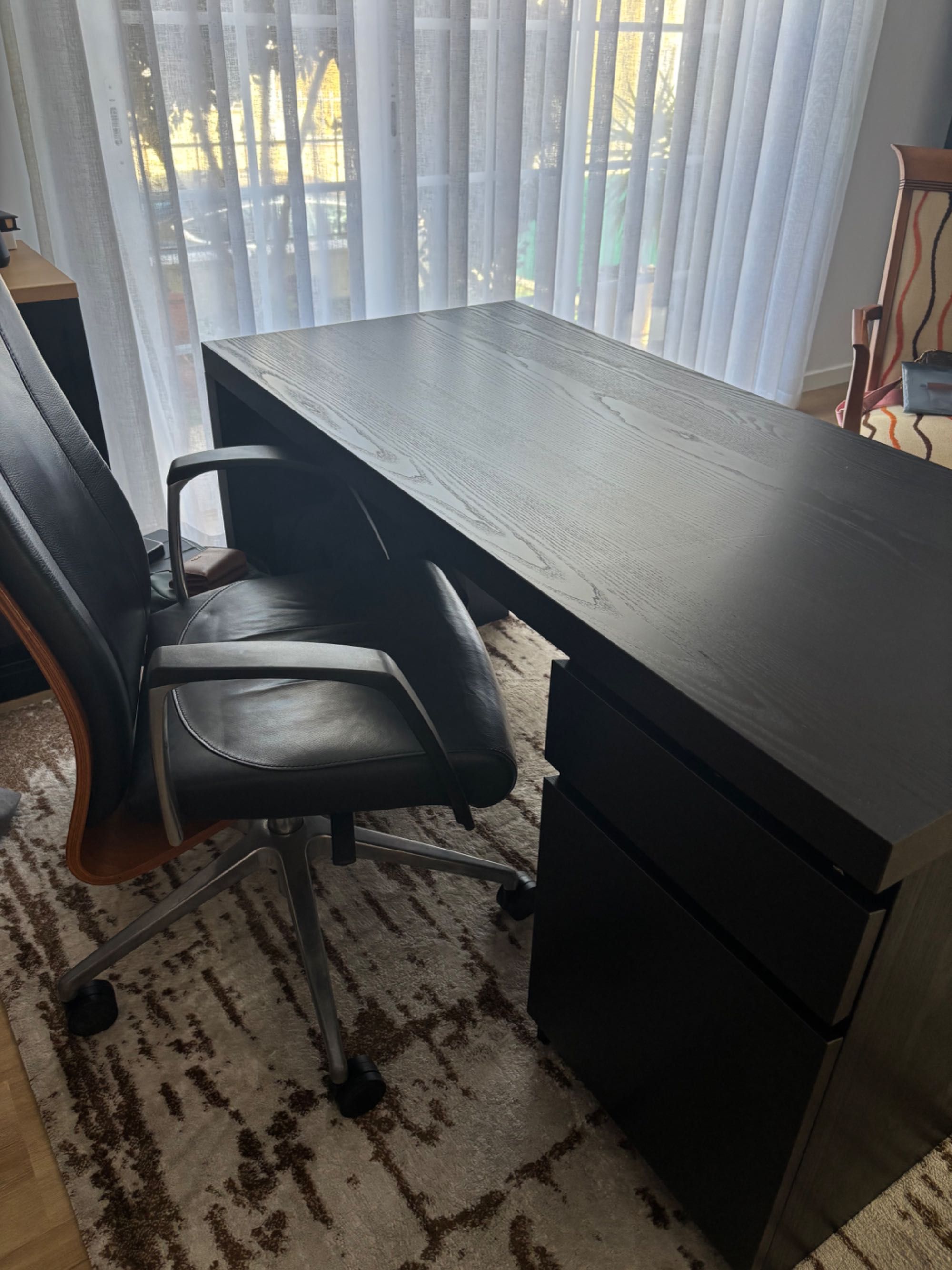 Secretaria e cadeira com rodas