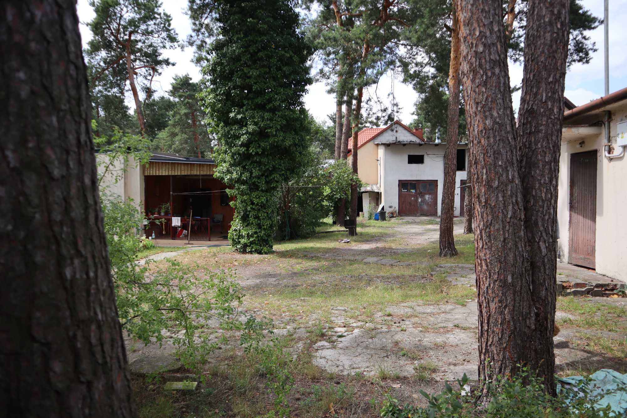 Nieruchomość z domem i 4 garażami na działce o powierzchni 1246 m2