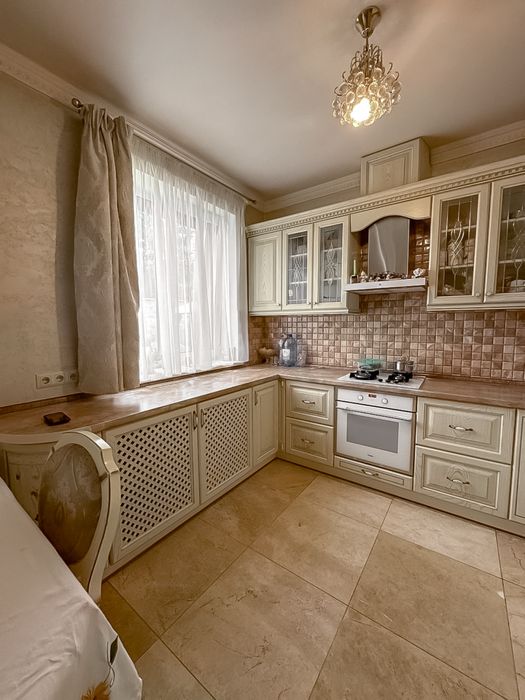 Продаж будинку з ремонтом. Центр. Велика ділянка. Озеро поруч.