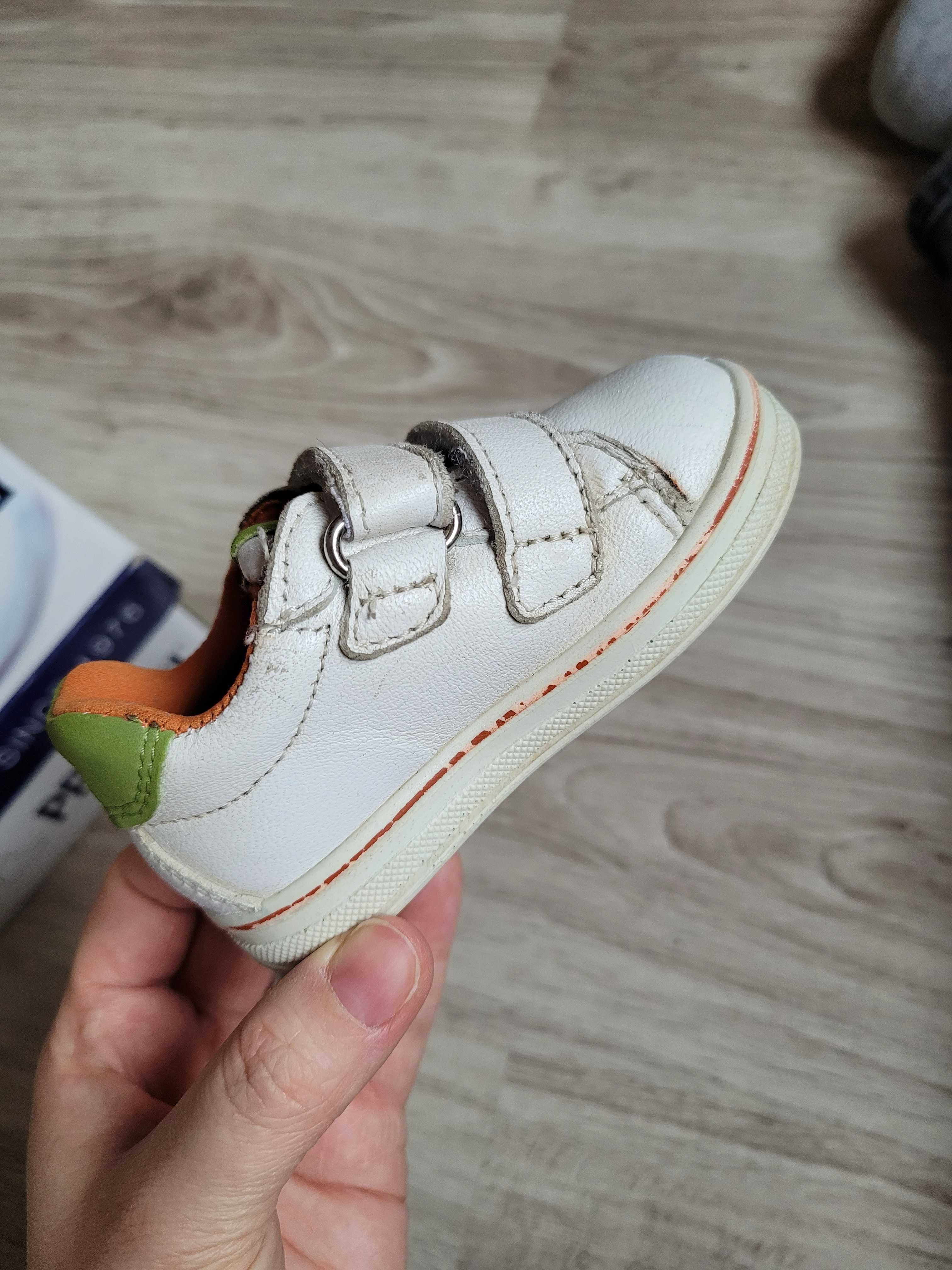 Biale buty sneakersy adidasy na rzepy, rozmiar 18, marka Primigi