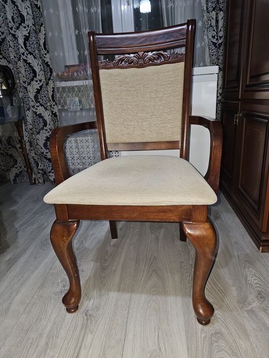Дерев'яний обідній класичний стілець