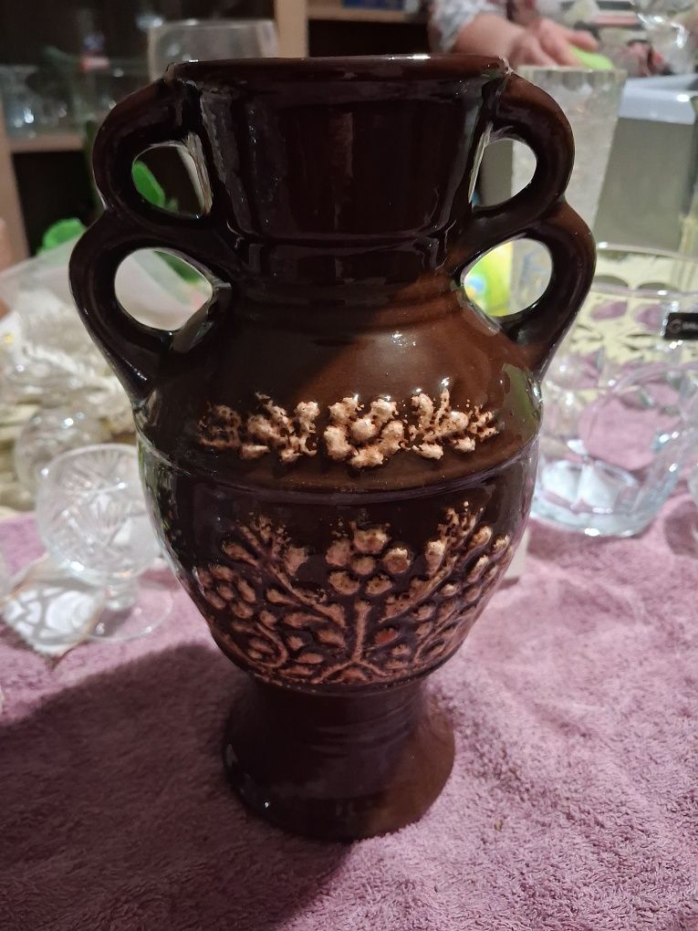Wazon na kwiaty brązowym