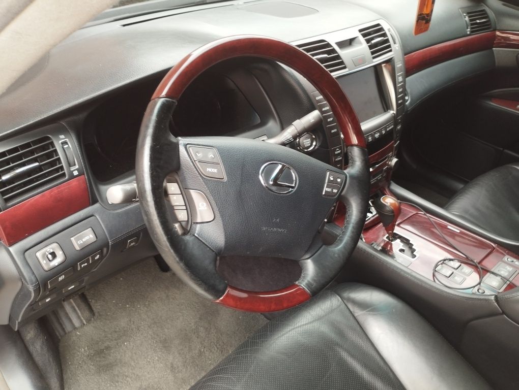 LEXUS 460 L ottoman