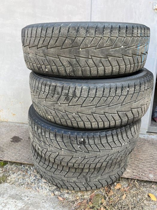 продам зимнюю резину 205/60/R16