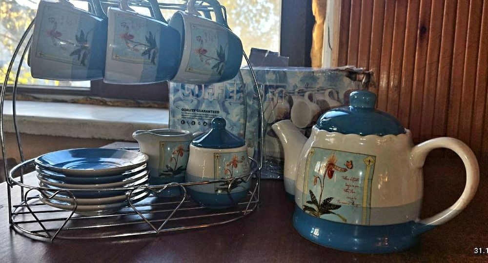 Ніжно-блакитний керамічний чайний сервіз.