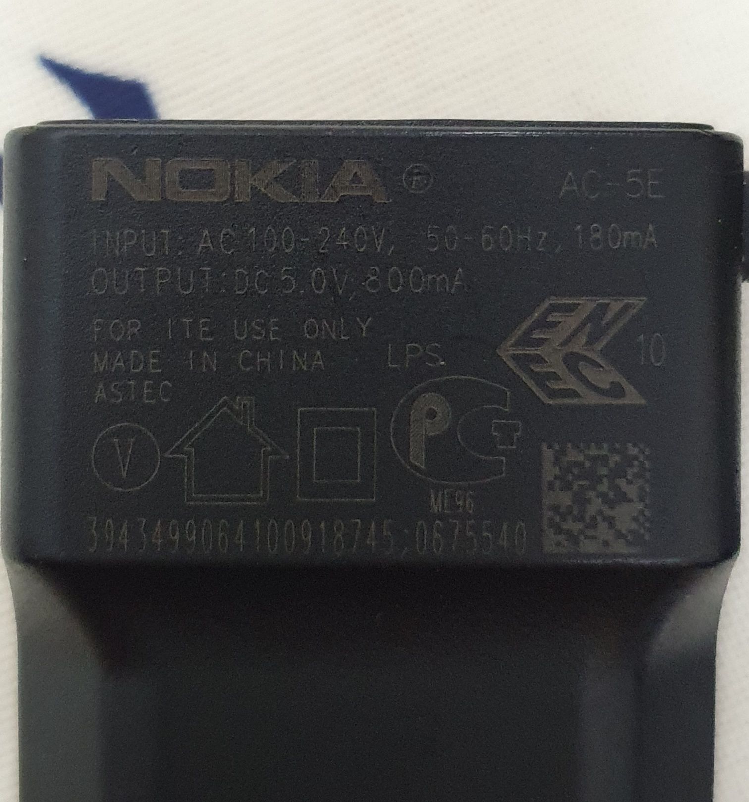 Vendo carregadores para telemóveis NOKIA, em bom estado! Só 5€ cada