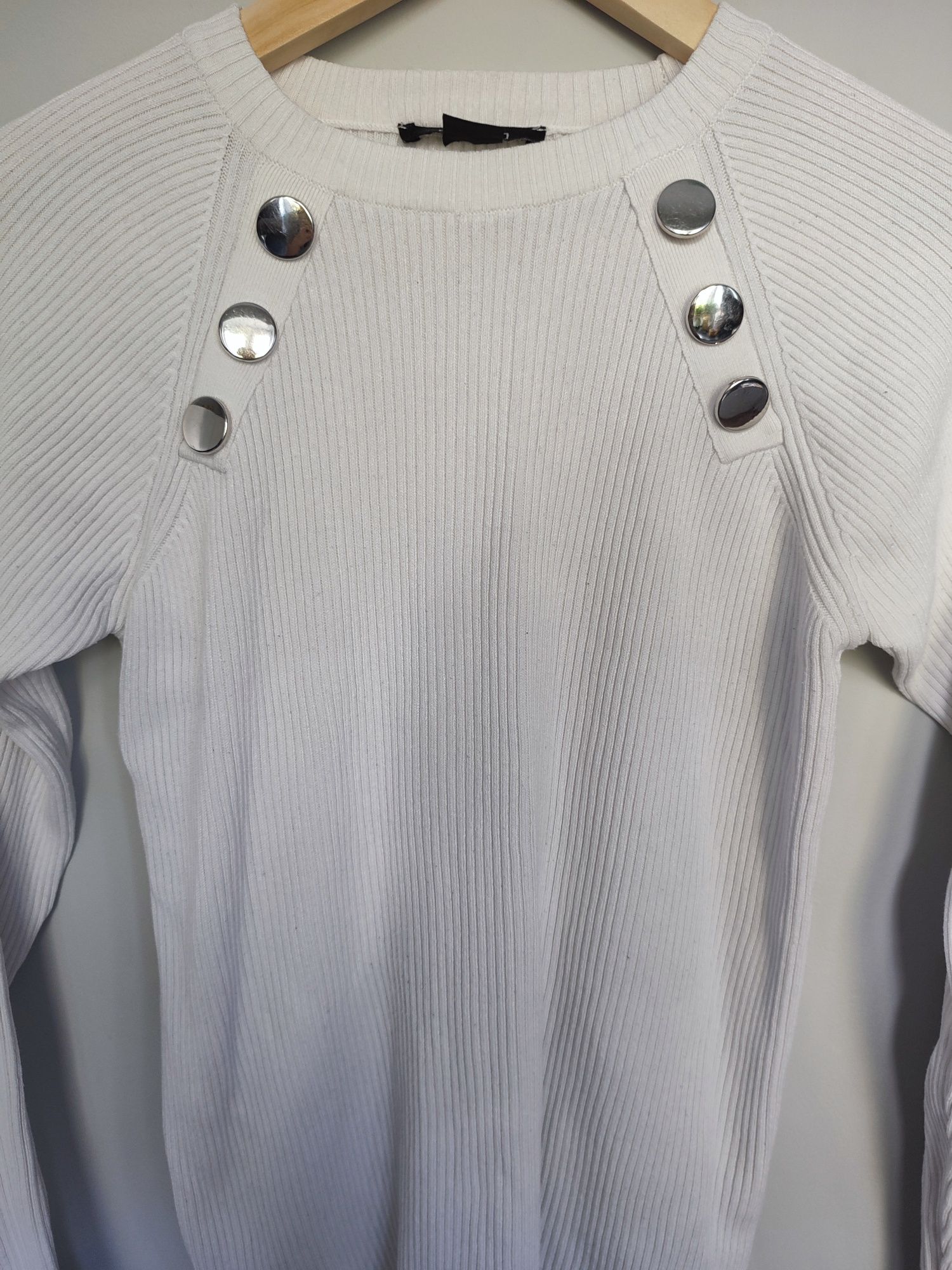Biała prążkowana bluzka Esmara z ozdobnymi guzikami