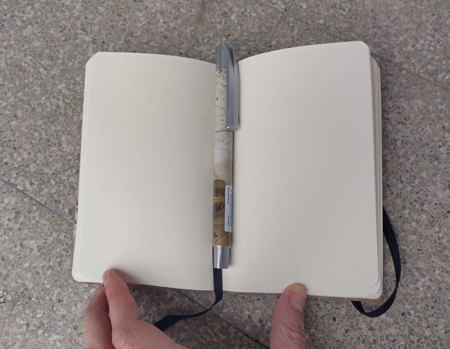 Caderno A6 e caneta a condizer