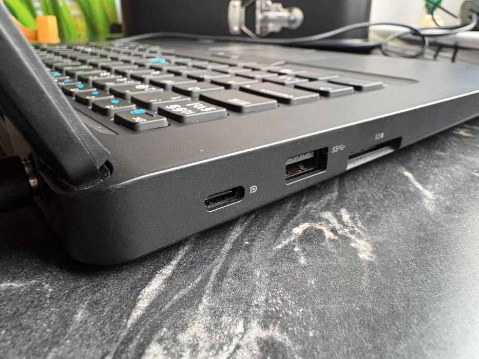 Dell Latitude 5480  Intel  Core i3  7 gen. 14". 8 / 256 GB . LTE.