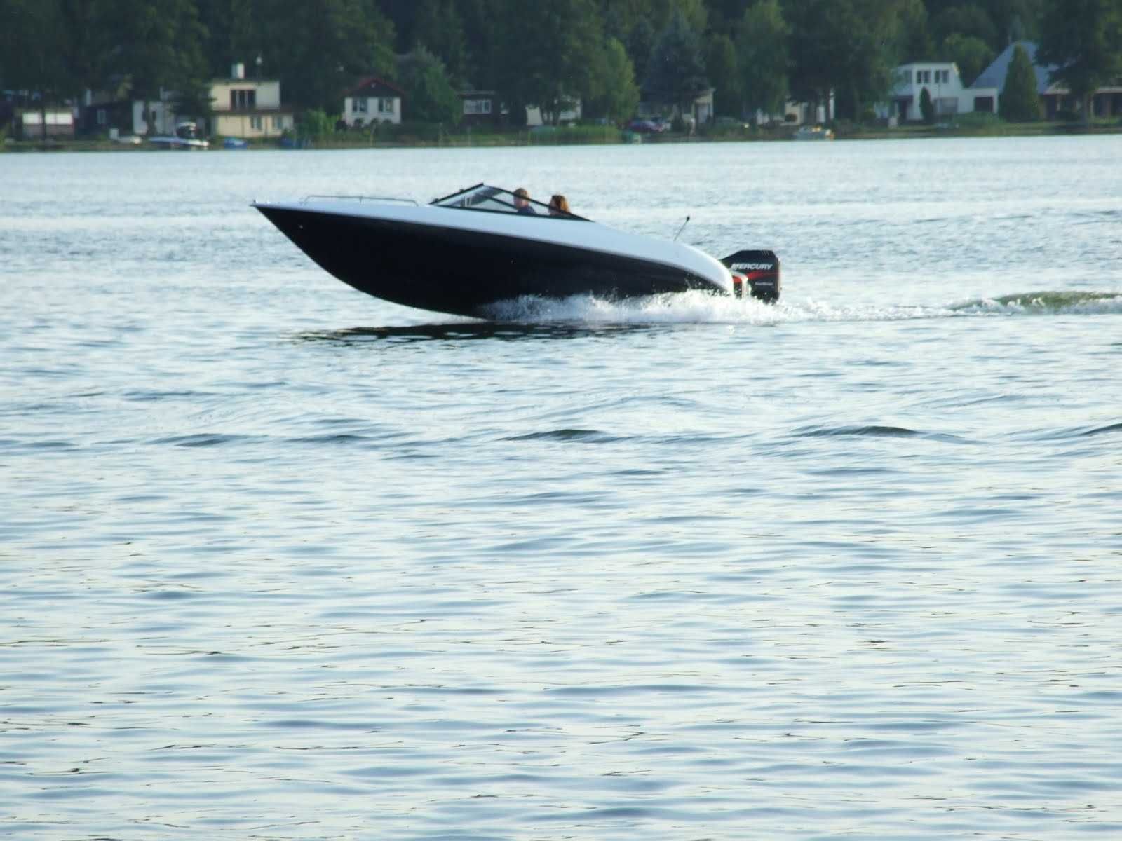 M560 Bowrider black edition łódź motorowa nowa mboats