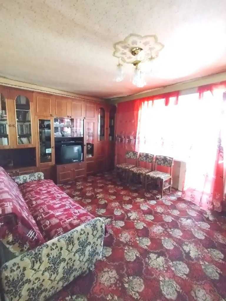 Продам большую 3к возле озера Победа 6.Кирпичный дом.Перемога