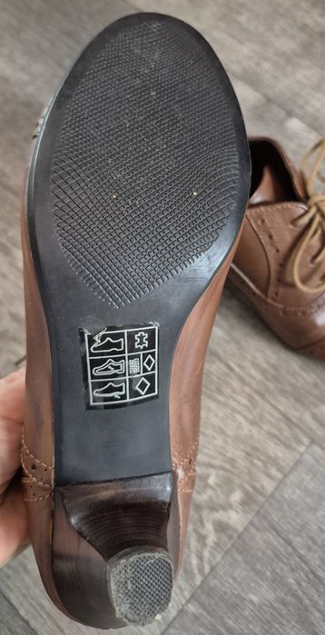 Шкіряні туфлі-оксфорди clarks броги на шнурівці  розмір 39