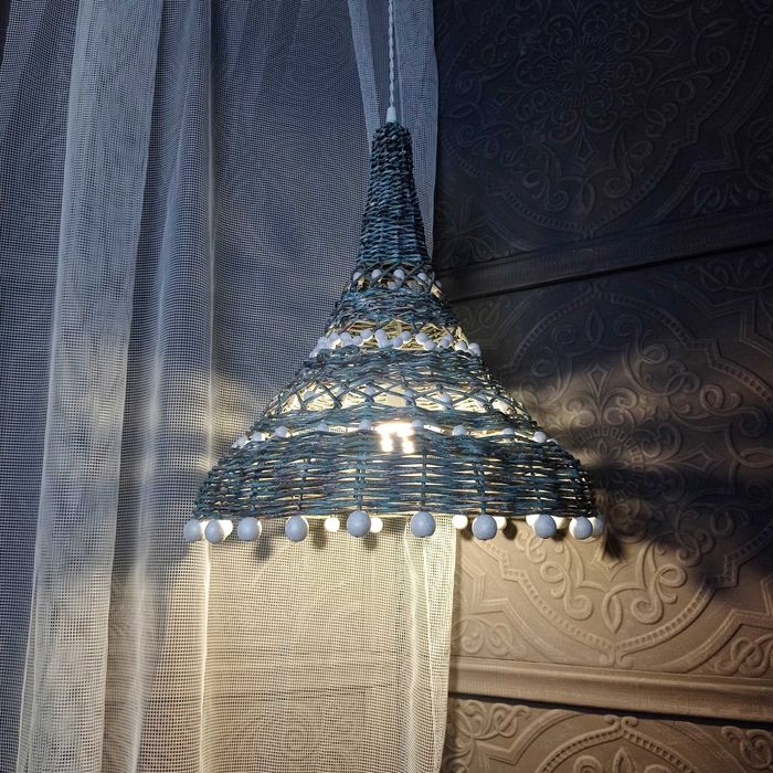 Світильники із лози ручної роботи.