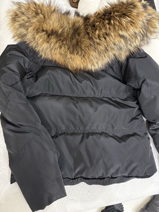 Куртка зимняя продам черная натуральный мех енот