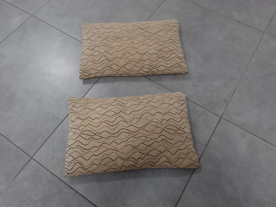 Sprzedam dwie małe poduszki 52x35 cm.