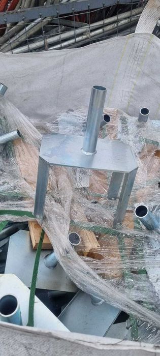 Stemple budowlane szalunki stropowe. Podpory metalowe głowice trojnogi