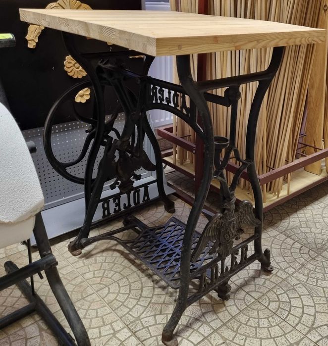 Stolik/ maszyna do szycia Adler- antyk