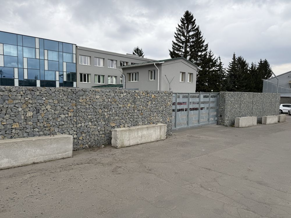Офісне приміщення із власною закритою територією!